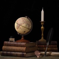 Globe terrestre décoratif de bureau en métal artisanal Art Déco antique, modèle de la Terre rotatif avec carte géographique éducative