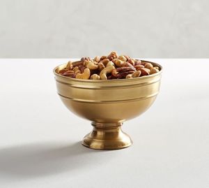 Bol à dattes en métal artisanal avec motifs gravés, parfait pour présenter des dattes exotiques sur la table ou le comptoir - Product Image 4