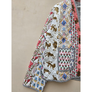 Chaqueta Acolchada de Algodón con Cuello en V Hecha a Mano en India, Estampado de Tigre, Motivos Florales, Reversible, Ecológica, Transpirable, Chaqueta de Invierno para Mujer - Product Image 2