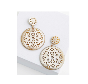 Elegante pendiente de onda de corte de cuerno Joyería Hermoso diseño para uso diario saliente Pendientes de desgaste de ojo de búfalo - Product Image 1