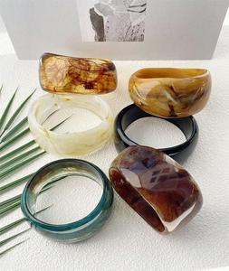 กำไลข้อมือเรซิ่นแบบหนาทำจากเรซินเปลือกหอยสีขาวสำหรับงานปาร์ตี้ของขวัญอะคริลิค - Product Image 2