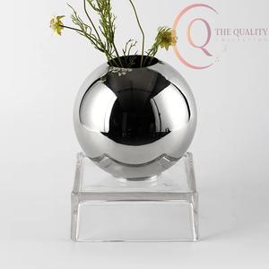 Vase à fleurs en métal haut de gamme avec une forme élégante, parfait pour l'exposition de fleurs et l'amélioration de l'esthétique intérieure - Product Image 1