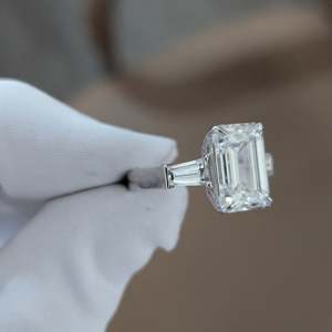 แหวนเพชรแล็บ IGI Certified Emerald 5.80 กะรัต ประดับเพชรทรงบาแก็ตต์สามเม็ด ด้านข้างประดับเพชรทรงบาแก็ตต์แบบเรียว - Product Image 6
