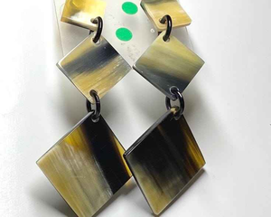 Pendientes de Hueso de Cuerno de Búfalo Natural Hechos a Mano, de Origen Ético - Product Image 1