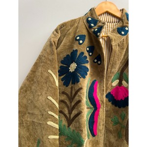 Veste matelassée en velours brunâtre Fezan Handicrafts, vente en gros, broderie florale Suzani, deux poches latérales, style bohème hippie, séchage rapide - Product Image 2