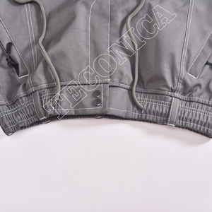 Pantalones cargo grises impermeables minimalistas con costuras blancas, puños con dobladillo ajustable y cintura con cordón - Product Image 3