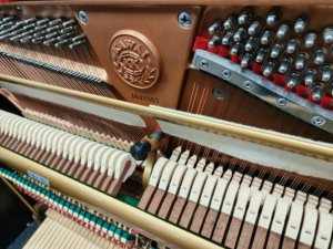 Piano droit japonais TOP Kawai SA8E pour performance professionnelle, livraison mondiale disponible, planche sonore en bois massif SA8E - Product Image 5
