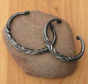 Colgante de cuchillo de remolino vikingo de hierro forjado hecho a mano al por mayor con collar de cuero/amuleto medieval Herrero HECHO DE SCI - Product Image 2