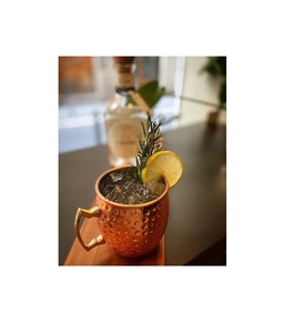 Taza de mula de cobre martillado rústico con mango de latón diseñada para usar con cócteles tradicionales o reuniones navideñas - Product Image 2