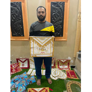 Mandil de Maestro Masón del Rito Escocés Blanco y Rojo con Bordes Plegados, Bordado en Hilo Dorado con la Leyenda 'WORSHIPFUL 2026' - Product Image 4