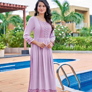 Haute qualité rayonne broderie travail Kurtis Style à la mode fête traditionnelle porter été Kurtis vente en ligne - Product Image 1