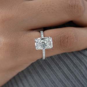 Anillo de compromiso de oro blanco con diamante de talla radiante certificado por IGI, con banda pavé, engaste de 4 puntas y halo oculto - Product Image 6