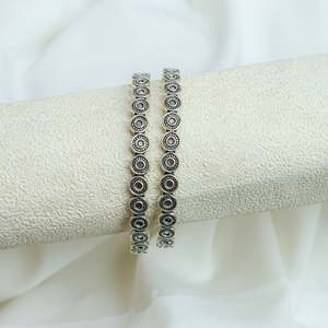 Brazalete Fino de Plata 925 con Diseño Floral de Moneda, Pieza Única de Moh's - Product Image 6