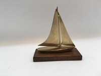 Sculpture de voilier vintage en aluminium et laiton, style Art déco du milieu du siècle, artisanat métallique personnalisé pour la décoration de maison ou de bureau côtier, à poser sur table
