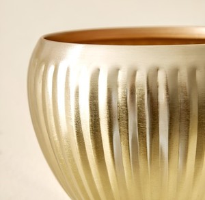 Maceta de diseño lineal de metal dorado para uso en el hogar y la Oficina a un precio asequible con logotipo personalizado - Product Image 3