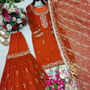 Lancement d'un nouveau design tendance : Ensemble Top, Sarara et Dupatta en Georgette de renard, prêt à porter, look design - Product Image 1