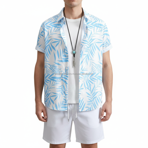 ชุดเซ็ตพิมพ์ลายดอกไม้สำหรับผู้ชายแบบ OEM - เสื้อแขนสั้นลายใบไม้สีน้ำเงินและกางเกงขาสั้นสีขาว ชุดฤดูร้อน 2 ชิ้น - Product Image 1