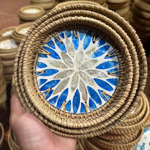 Plateau carré en rotin fait main avec insert en nacre pour table basse, service, Vietnam - Product Image 1