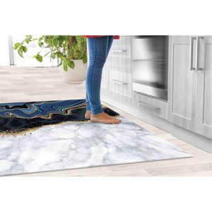 Tapis imprimé marbré bleu à l'encre alcoolisée chatoyante : Tapis doux non tissé, adapté aux animaux domestiques - Product Image 2