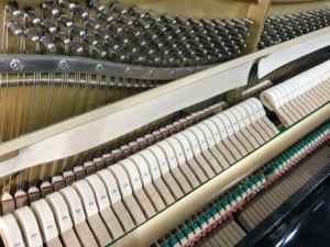 Piano Vertical Acústico Yamaha U10A Negro para Músicos Profesionales, Piano Japonés Usado de Segunda Mano, Madera Maciza, 88 Teclas, U10 - Product Image 4