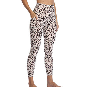 Las mallas deportivas ajustadas de cintura alta para mujer más vendidas, cómodas y con diseño de sublimación, aptas para uso en el gimnasio - Product Image 6