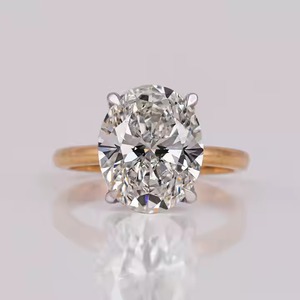 Elegante conjunto de banda de oro clásica con anillo de compromiso de plata 925 de diamante de moissanita de corte ovalado para fiestas de boda o regalos - Product Image 1