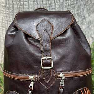 Mochila Unisex de Cuero Genuino Hecha a Mano, Estilo Bohemio, con Detalle de Parche Circular Cosido con Cierre de Cremallera - Product Image 4