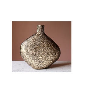 Florero de hierro de metal artístico con detalles elaborados y artesanía exquisita para agregar sofisticación a cualquier espacio - Product Image 2