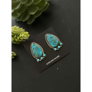 Boucles d'oreilles pendantes artisanales Navajo en turquoise et pierres multicolores avec tige en argent sterling, motif goutte d'eau en grappe - Product Image 4