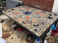 Plateau de table basse en marbre avec incrustation Pietra Dura, pierre précieuse, design traditionnel, aspect antique, écologique, durable, facile à nettoyer