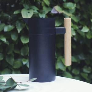 Jarra de acero inoxidable de diseño moderno de calidad superior con tapa a prueba de fugas Jarra con mango de madera para uso diario y Bebidas frías - Product Image 6