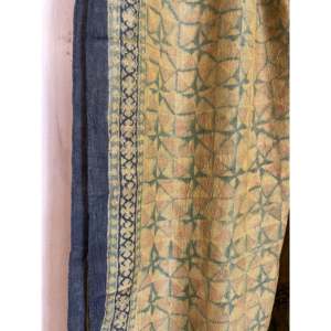 Bufanda Larga de Seda Ajrakh Tussar con Estampado a Mano, Diseño de Diseñador, Material Satinado, Multifuncional, para Verano e Invierno, Color Cúrcuma - Product Image 3