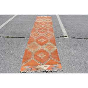 Alfombra Turca Vintage, Alfombra Herki de 2.9x11.4 pies, Alfombra Naranja con Diseño a Cuadros - Product Image 1