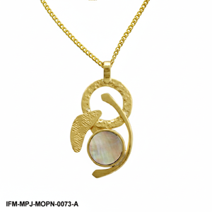 Collier pendentif géométrique abstrait en nacre artisanal plaqué or, bijoux de déclaration en métal martelé pour femmes - Product Image 4