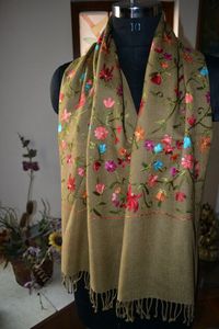 ผ้าพันคอผ้าปักลายพร้อมบริการติดฉลากสีขาวสำหรับการสั่งซื้อจำนวนมากและโซลูชันการสร้างแบรนด์ตามสั่ง - Product Image 3