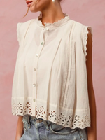 Chemisier d'affaires vintage blanc sans manches en coton non tissé, à col licou, boutonné sur le devant, avec dentelle ajourée, broderie florale unie et plissée