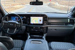 Ford F-450 Super Duty Limited 4x4 d'occasion en bon état, 2024, moteur V8 turbodiesel 6,7 litres haute performance, 4 roues motrices, pack tout-terrain FX4 - Product Image 4