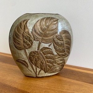 Vase en métal à motif de feuilles décoratives pour table centrale, table d'appoint, décoration intérieure, présentation d'événements, célébration de mariage et rassemblement - Product Image 1