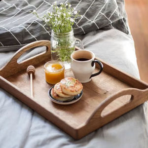 Plateau de service en bois de bambou durable avec côtés surélevés, idéal pour transporter en toute sécurité des desserts alimentaires pendant les événements - Product Image 1