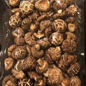 Champignons Shiitake séchés de qualité supérieure pour l'hôtellerie, les complexes hôteliers et la restauration au Vietnam - Product Image 1