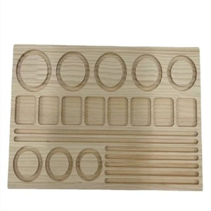 Présentoir à bijoux élégant en bois de pin pour bracelets et colliers - Product Image 1