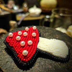 Élégance brodée pour porte-clés léger avec breloque cœur en velours richement décorée, bordures perlées et broderie dorée, pierre centrale - Product Image 3