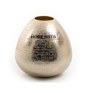 Jarrón de flores de forma redonda de diseño admirable, florero de mesa chapado en oro de aluminio hecho a mano con trabajo martillado - Product Image 5