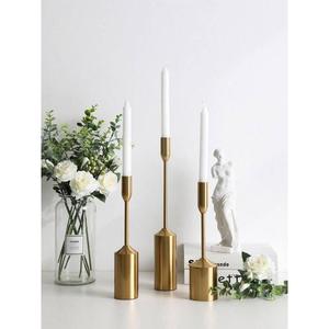 Centre de table élégant en métal de qualité supérieure avec finition dorée polie et bougeoir pour une touche élégante - Product Image 1