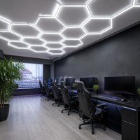 Plafonnier LED hexagonal en aluminium Gaming Lounge 6000K CRI 90, indice de protection IP20, garantie 3 ans