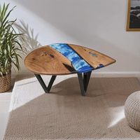Table basse en bois massif au design moderne personnalisable, plateau en résine époxy, pieds en métal, fabrication artisanale, durable, finition peinte