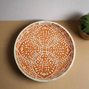 Bandeja de servicio redonda roja y blanca vibrante con bandeja de incrustaciones de hueso con incrustaciones de hojas detalladas de la India - Product Image 2