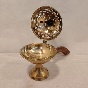 Exquisito Quemador de Incienso de Latón, Artesanía ROSHAN, Diseño Indio/Tibetano/Japonés, Hecho a Mano, de Larga Duración - Product Image 1