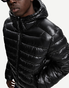 แจ็กเก็ตขนเป็ดสีดำของผู้ชายเสื้อแจ็คเก็ตบุนวมมีฮู้ดผ้าโพลีเอสเตอร์100% น้ำหนักเบาดีไซน์แบบกำหนดเอง - Product Image 4