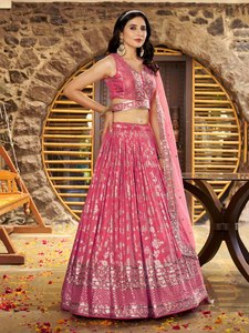Este impresionante conjunto de lavanda dola seda jacquard lehenga choli presenta un intrincado brillo Floral de Zari plateado maravillosamente - Product Image 6